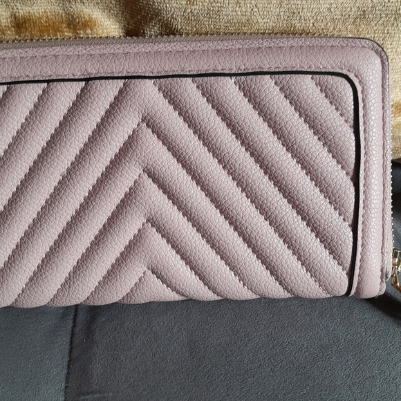Victoria's Secret Quilted Blush Wallet EUC - Picture 3 of 7
